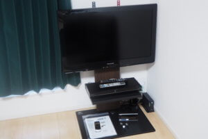 悲報:ミニマリストの家にテレビが・・・